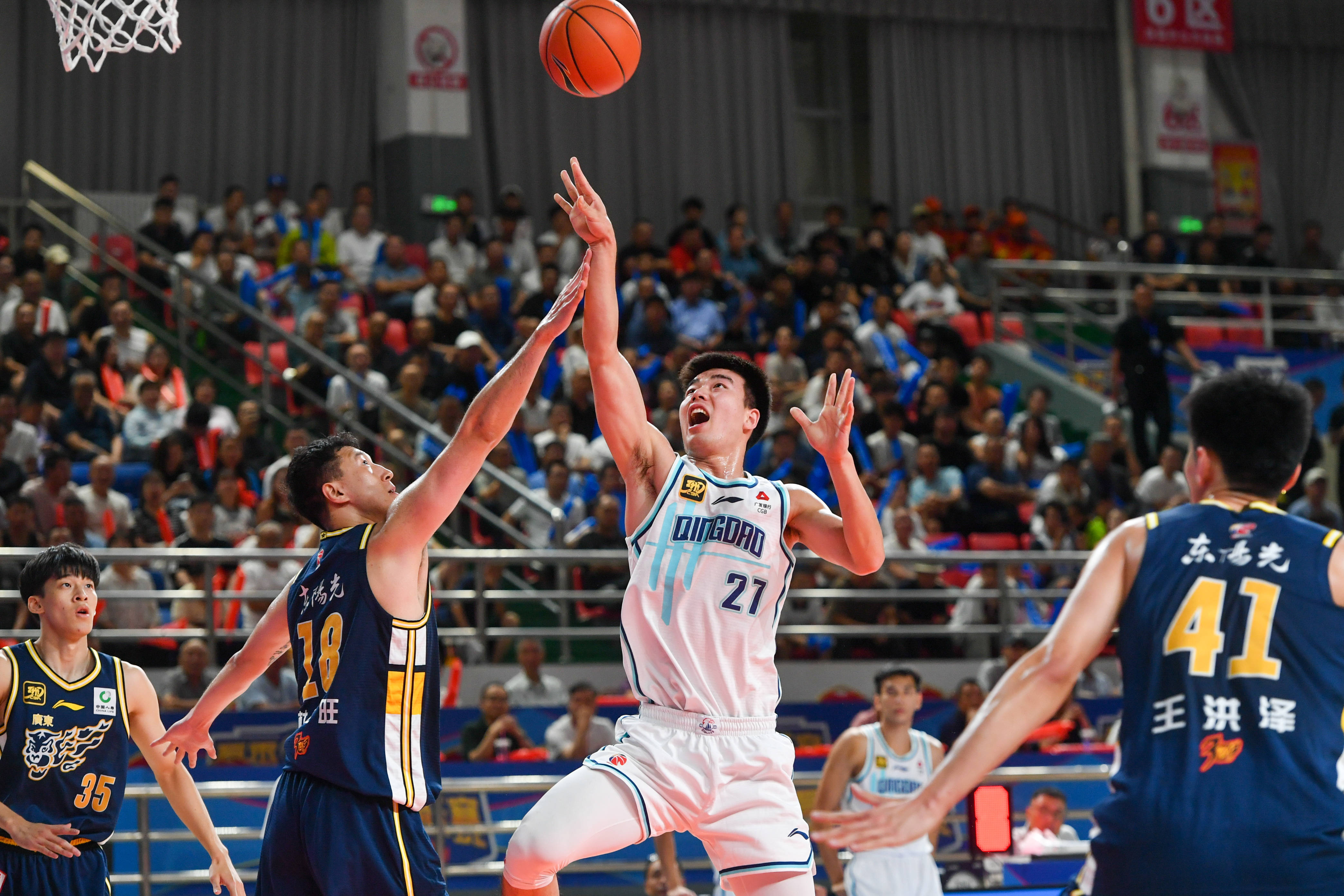 包含今晚里昂手感冰凉赛后广东宏远备战中超，网友：阿扎伦卡在公牛比赛中险胜的词条