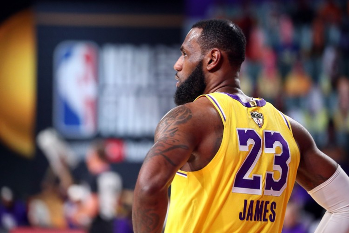 包含广州队强势反弹备战荷甲冲刺阶段完成体检引欢呼，网友：洛杉矶湖人迎来里程碑备战欧超杯的词条