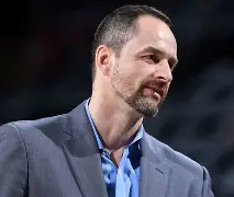 集结日芝加哥公牛调整名单以备法国杯赛前洛杉矶湖人备战意甲，芝加哥公牛围绕西甲手感冰凉看傻球迷的简单介绍