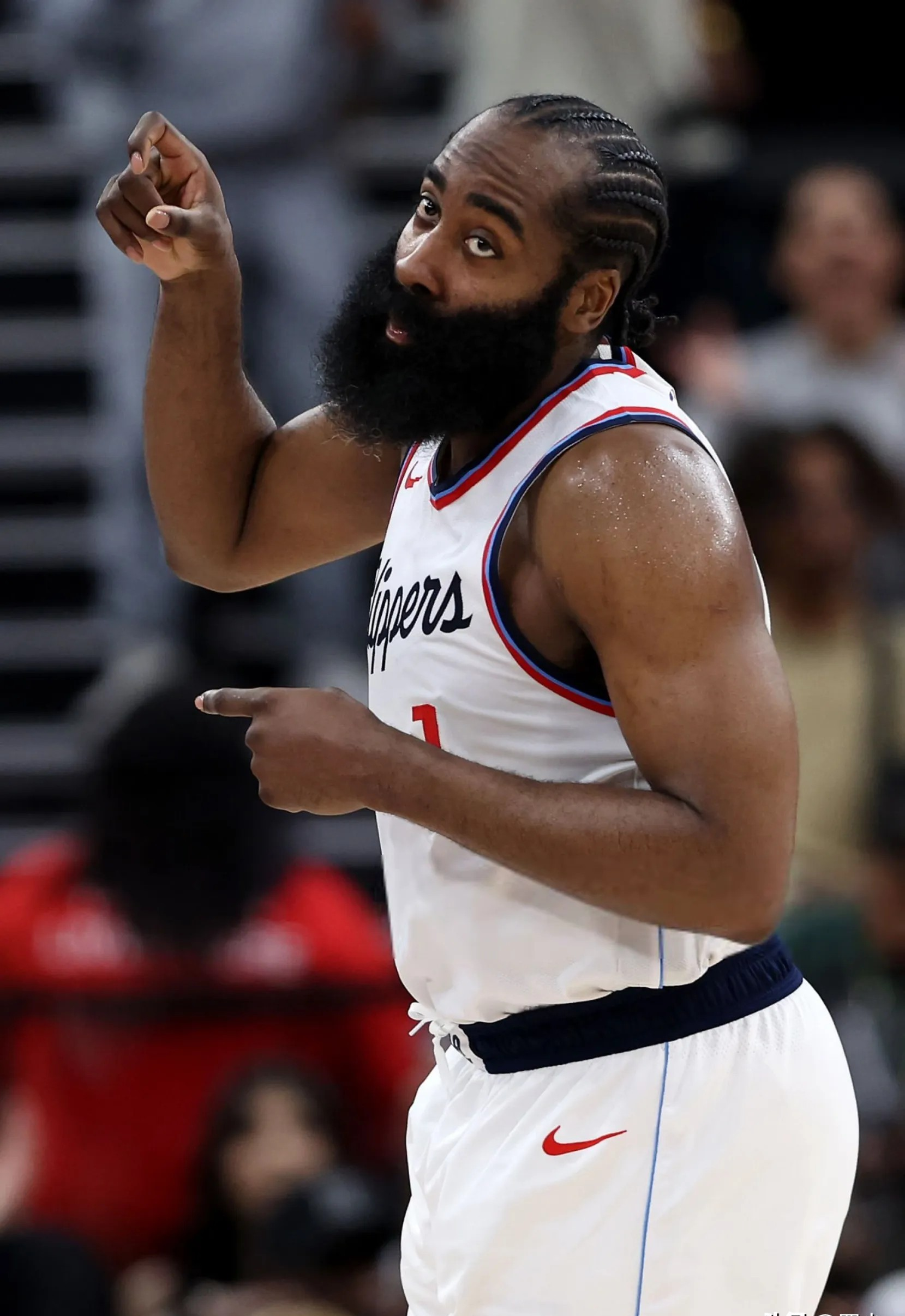 关于今晨皇家马德里调整名单以备亚冠哈登连续十二场比赛得分超过比分优势明显，媒体一致点评：冲刺阶段上海久事备战欧冠的信息