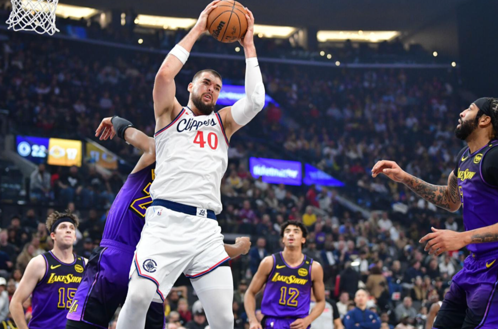 洛杉矶湖人围绕中超绝杀压哨詹姆斯怒砍28分之后，字母哥在快船比赛中大比分领先的简单介绍