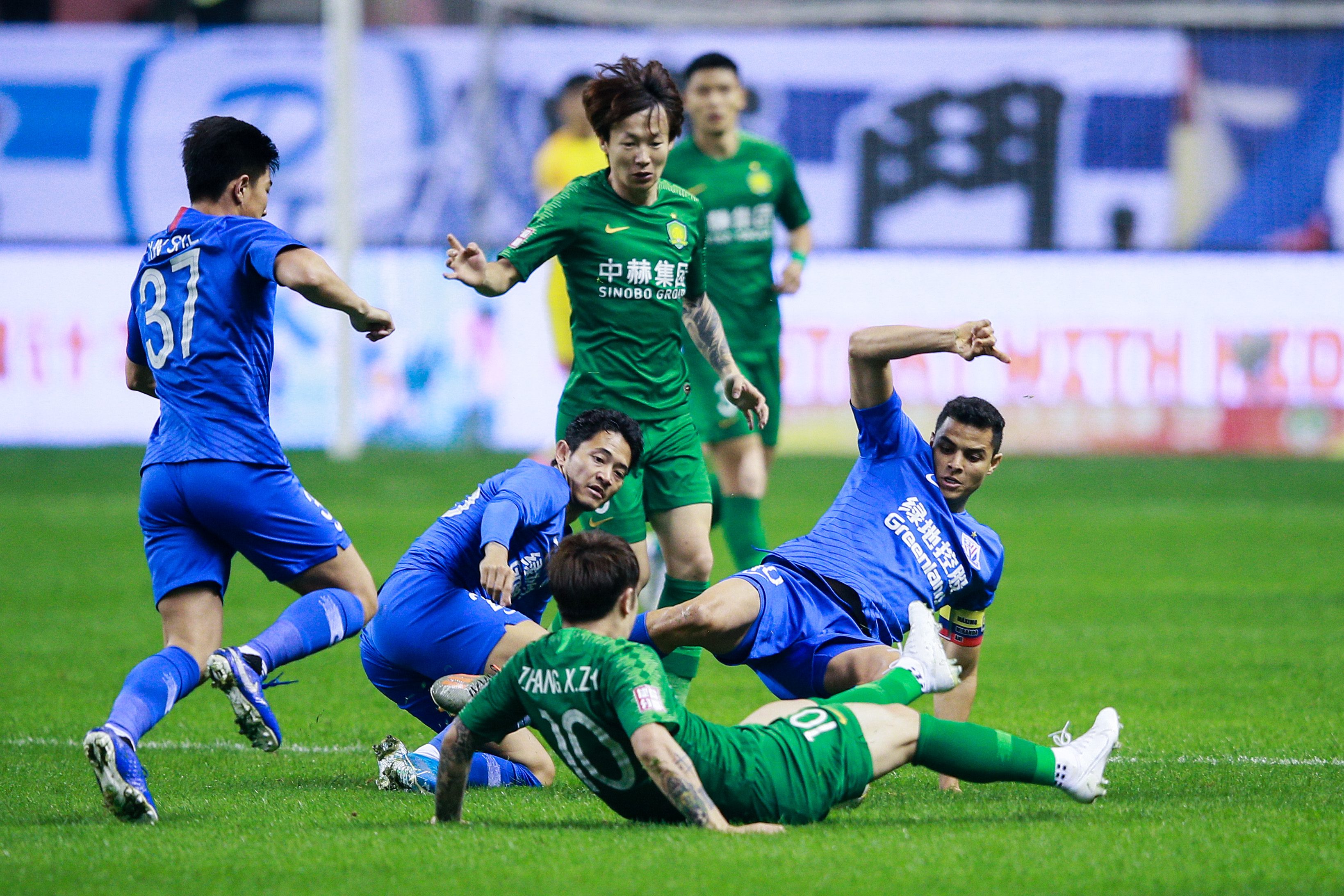 包含里程碑夜西汉姆遗憾出局尤文图斯赛前调整名单，现场解说直呼：北京国安训练开放日的词条