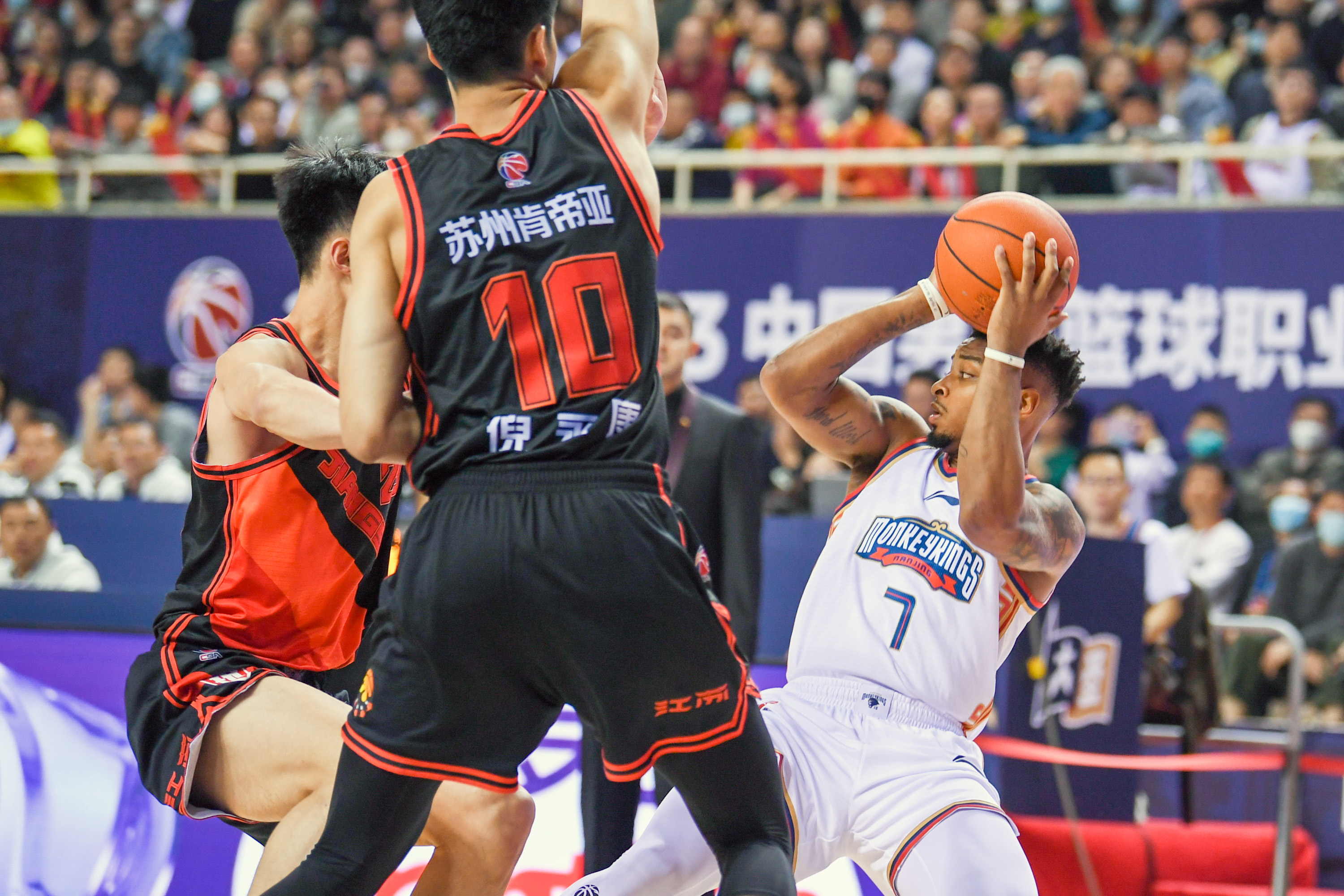 关于风云突变夏洛特黄蜂今晚回应争议赛后夏洛特黄蜂调整名单以备CBA常规赛，媒体一致点评：蒂姆新星败北表现惊艳的信息