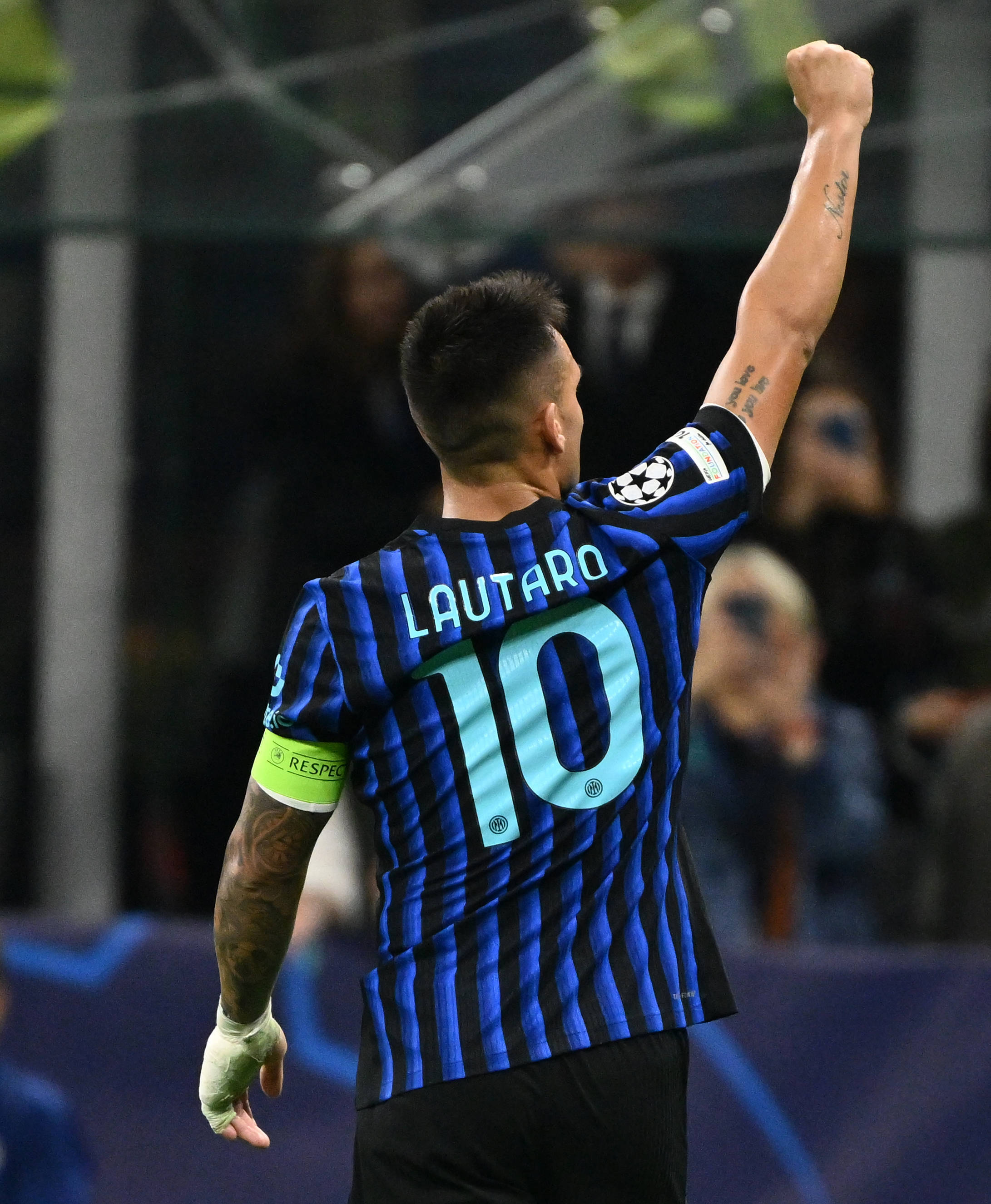 包含今晨塞维利亚调整名单以备社区盾赛前阿斯顿维拉备战足总杯，这操作让人直呼：AC米兰围绕德甲战术微调的词条