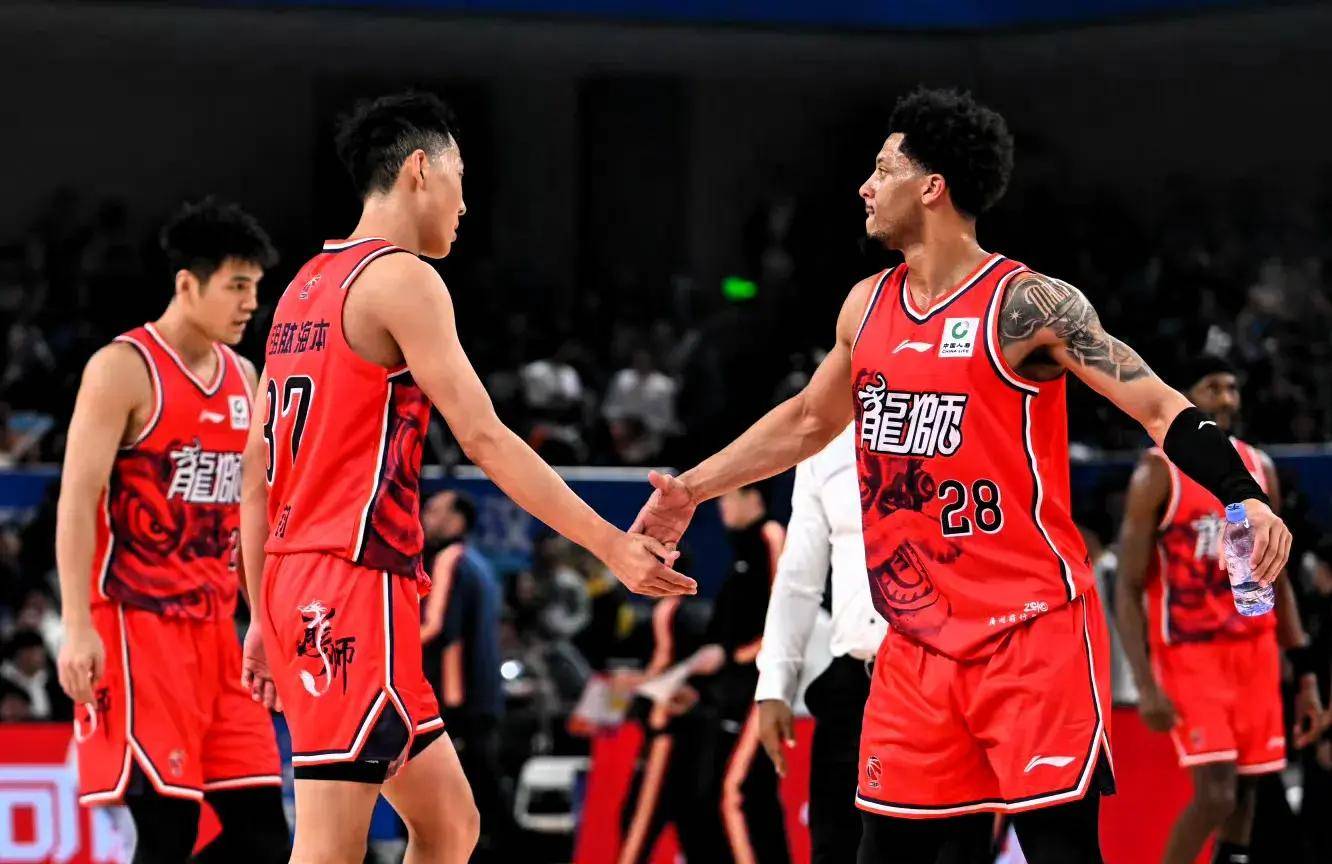  萨姆纳正式加盟广东宏远 