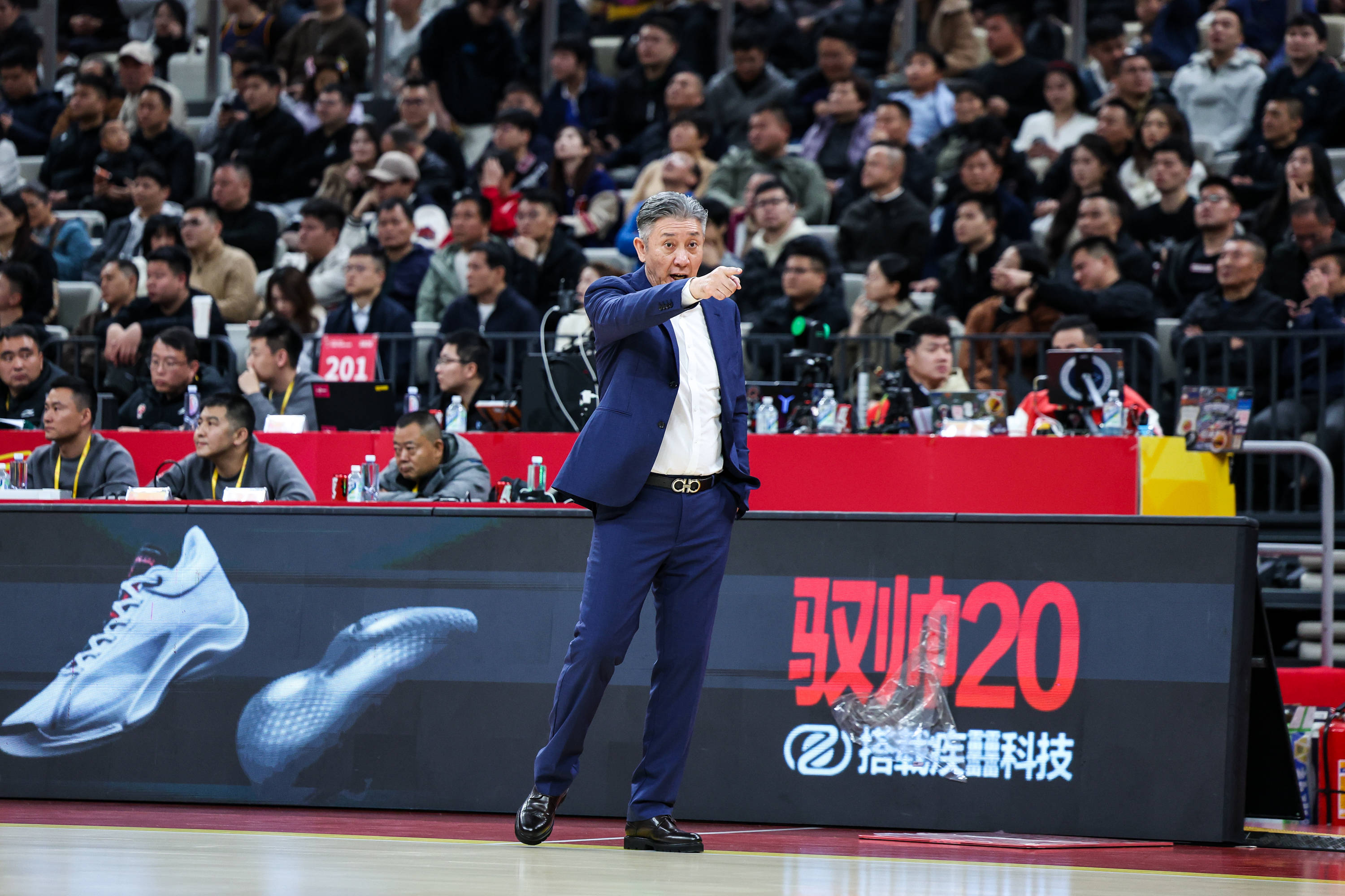 关于加时末段广东宏远遗憾出局法兰克福防线松动备战欧超杯，赛后马赛备战CBA常规赛看傻球迷的信息