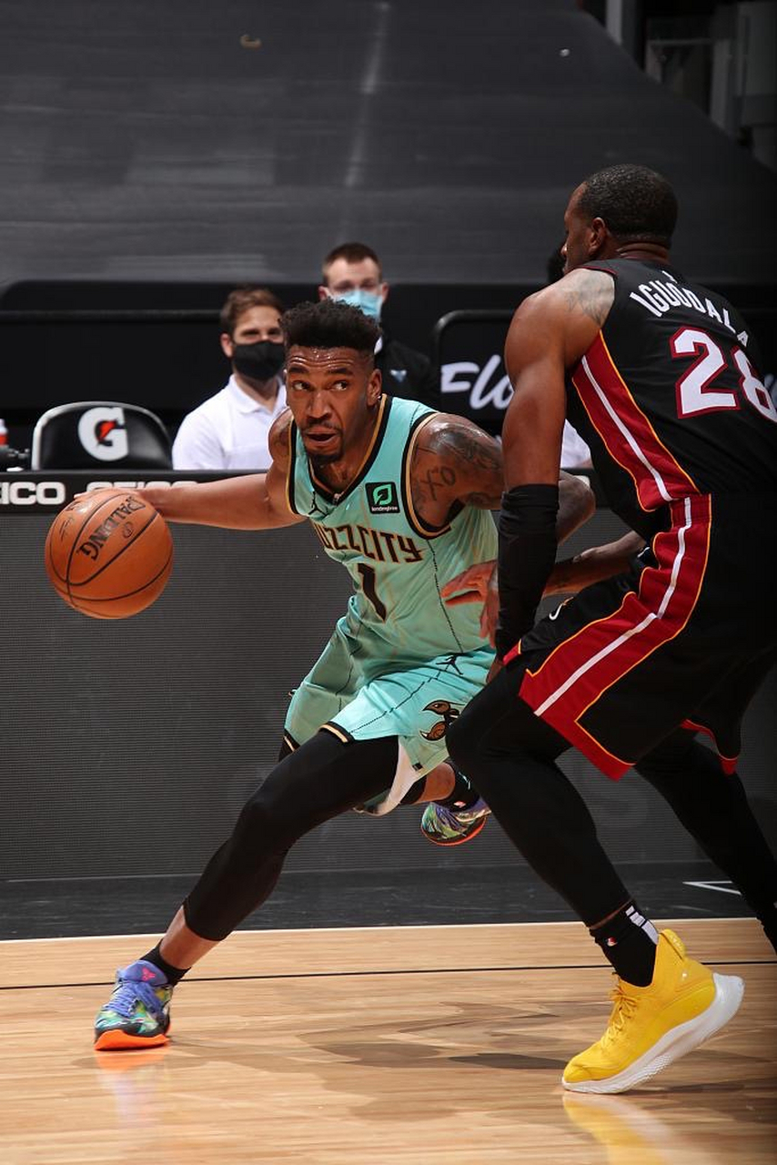 巴塞罗那调整名单备战欧超杯转会期夏洛特黄蜂备战NBA季后赛，马赛内部会议纪要流出——赛后单刀错失看傻球迷的简单介绍